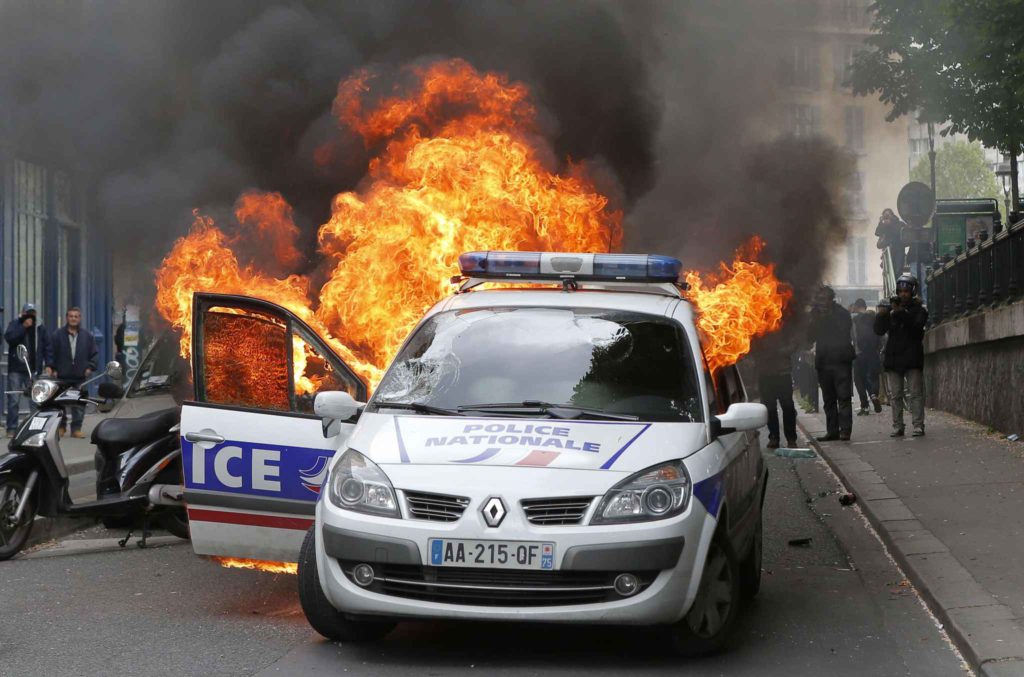 2048x1536-fit_voiture-police-incendiee-contre-manifestants-marge-rassemblement-contre-haine-anti-flics-17-mai-2016-paris